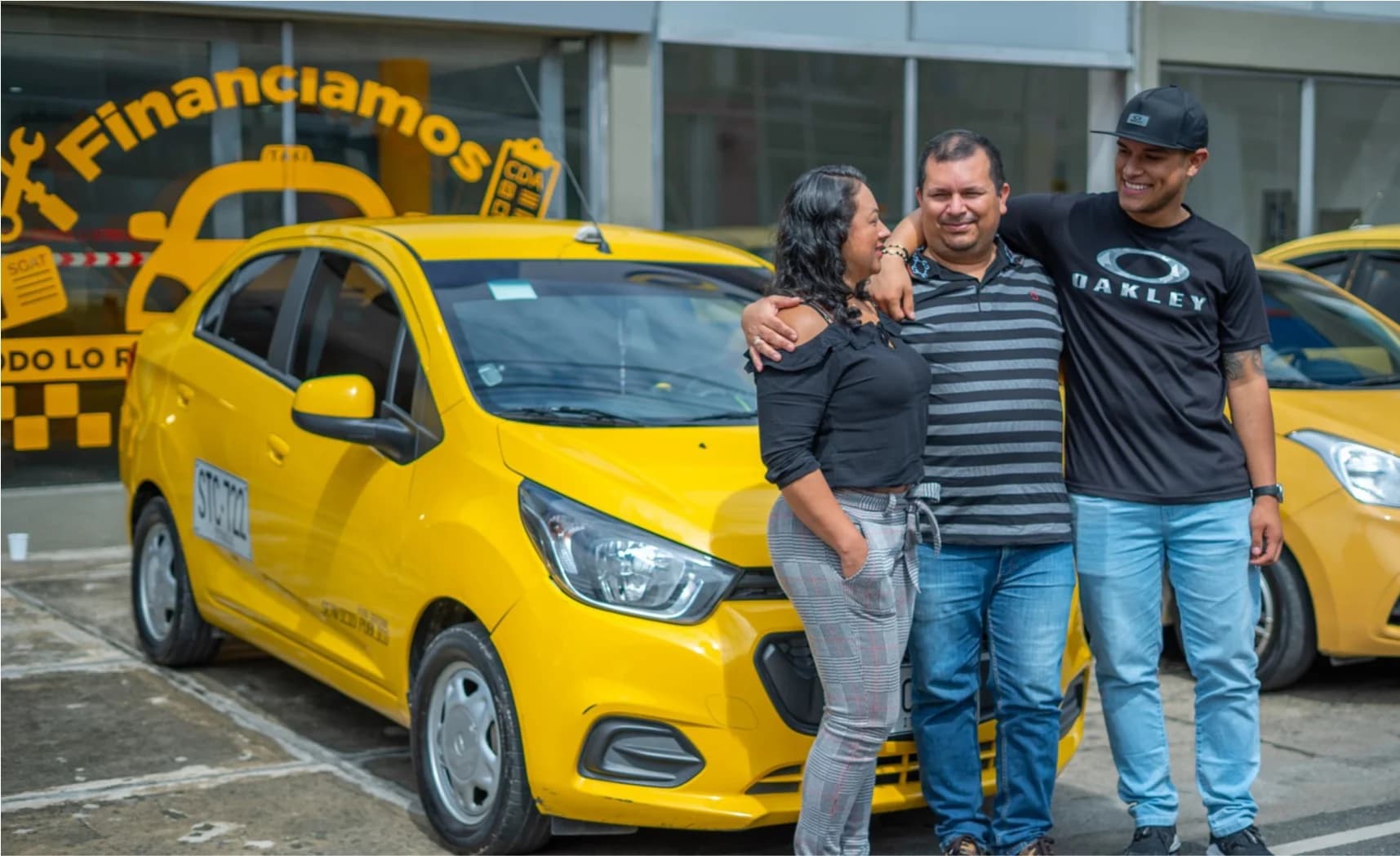 Imagen de fondo de Capicol mostrando vehículos productivos y conductores profesionales en Medellín